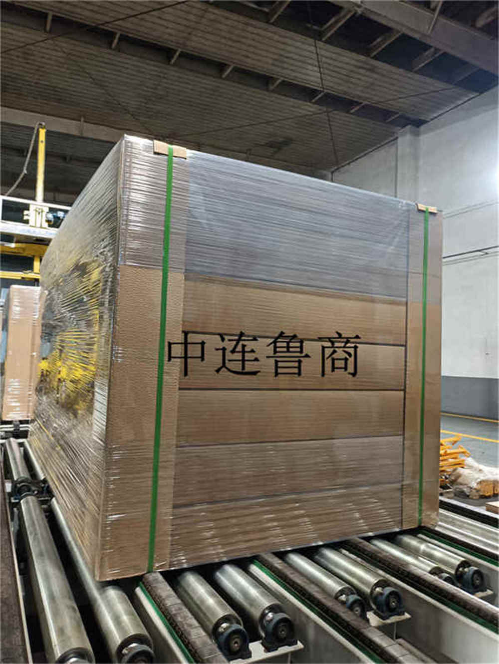 Sistema de embalaje inteligente para tableros de madera hechos por el hombre