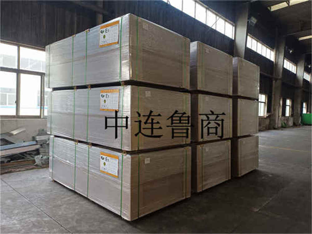 Sistema de embalaje inteligente para tableros de madera hechos por el hombre