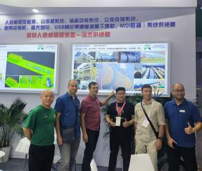 Clientes de Pakistán discuten el sistema de almacenamiento de embalaje y clasificación automática para tableros artificiales