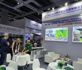 Clientes de Rusia discuten la tecnología y el negocio de la línea de envasado automático para la industria de tableros artificiales en una exposición de carpintería