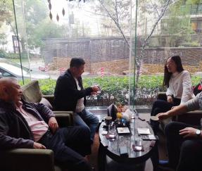 Clientes de Singapur por firmar el acuerdo sobre el pedido de 10 juegos de envolvedoras automáticas con plataforma giratoria y dispensador superior para ovejas