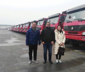 Clientes de Bangladesh visitaron nuestra fábrica para firmar el acuerdo sobre el pedido de 25 juegos de camiones volquete.