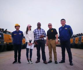 Clientes de Zimbabwe que ayudaron al cliente a firmar el acuerdo sobre el pedido de máquinas de construcción de un lote en 2018