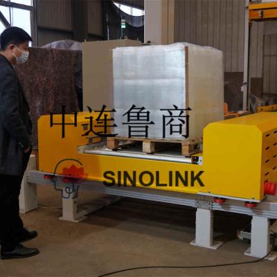 El ingeniero del cliente está examinando la máquina