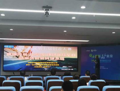 Sistema automático de transporte, embalaje y paletizado de materiales de construcción conformados en frío (placa perfilada) de alta gama y no estándar