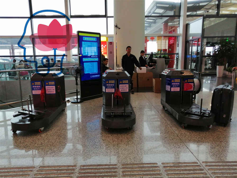 aeropuerto usando una máquina para envolver equipaje airport using luggage wrapping machine