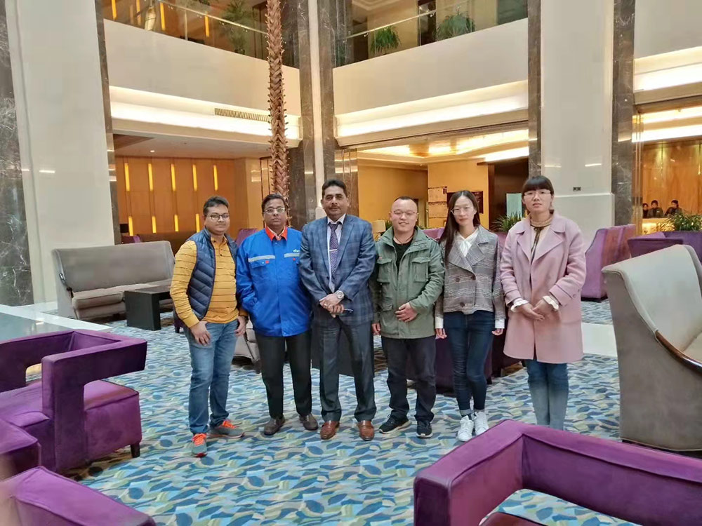 Clientes de Bangladesh por firmar el acuerdo sobre el pedido de 60 juegos de plataforma elevadora automática Clients From Bangladesh For Signing The Agreement On The Order Of 60sets Automatic lifting platform