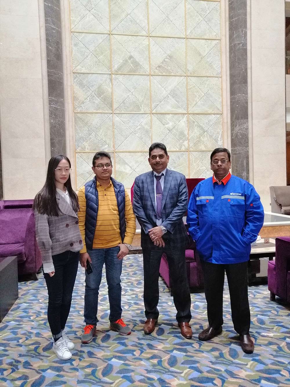 Clientes de Bangladesh por firmar el acuerdo sobre el pedido de 60 juegos de plataforma elevadora automática Clients From Bangladesh For Signing The Agreement On The Order Of 60sets Automatic lifting platform
