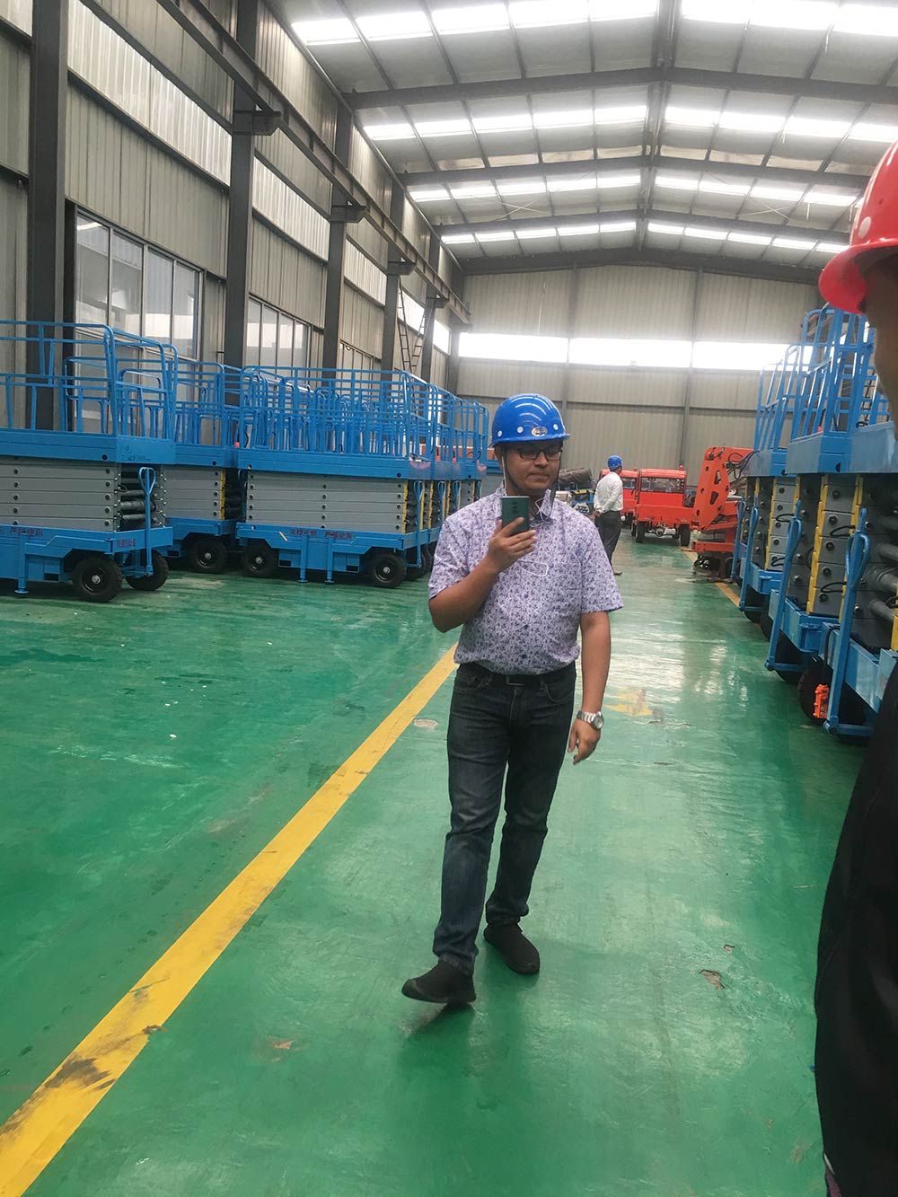 Clientes de Bangladesh por firmar el acuerdo sobre el pedido de 60 juegos de plataforma elevadora automática Clients From Bangladesh For Signing The Agreement On The Order Of 60sets Automatic lifting platform