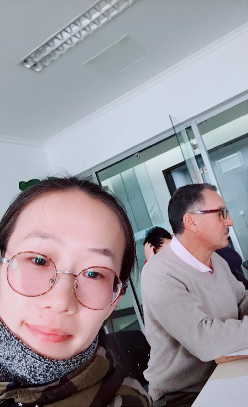 Clientes de Ecuador para firmar el acuerdo sobre el pedido del proyecto de sistema de embalaje automático de apilamiento, agrupamiento, bobinado y protección de esquinas. Clients From Ecuador For Signing The Agreement On The Order Of Project Of Automatic Stacking, Bundling, Winding and Corner Protection Packaging System