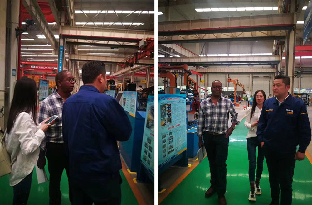 Clients from Zimbabwe,Helping Customer signing the agreement on the order of One Batch Construction Machines In 2018