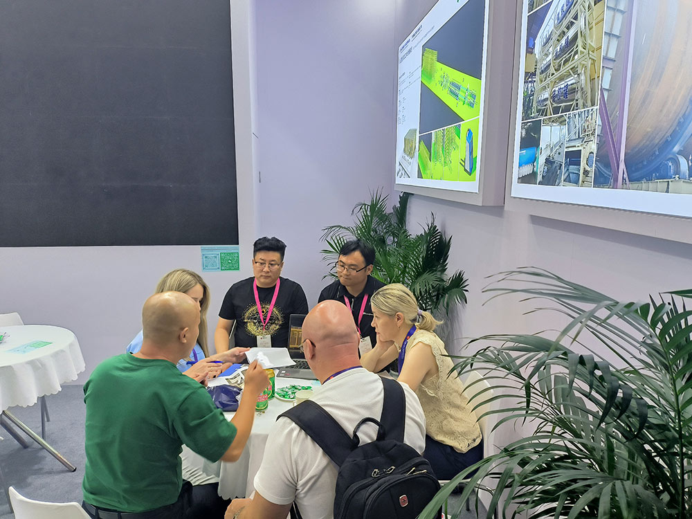 Clientes de Rusia discuten la tecnología y el negocio de la línea de envasado automático para la industria de tableros artificiales en una exposición de carpintería