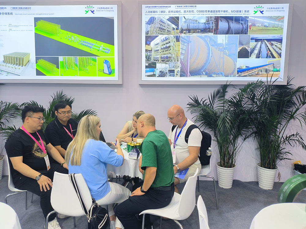 Clientes de Rusia discuten la tecnología y el negocio de la línea de envasado automático para la industria de tableros artificiales en una exposición de carpintería