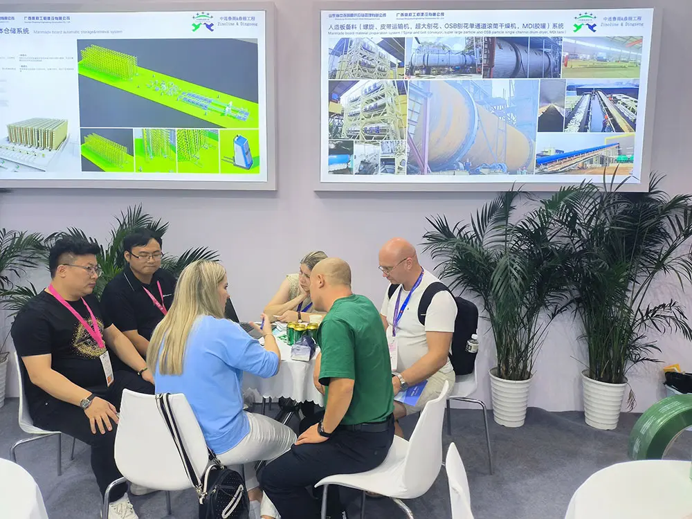 Clientes de Rusia discuten la tecnología y el negocio de la línea de envasado automático para la industria de tableros artificiales en una exposición de carpintería