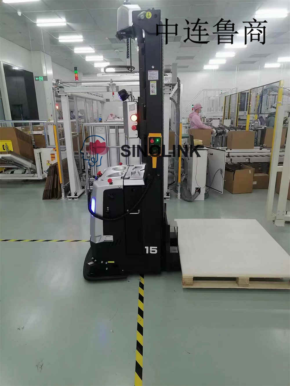 Robots móviles autónomos (AMR) en el manejo de materiales Autonomous Mobile Robots (AMRs)in Material Handling