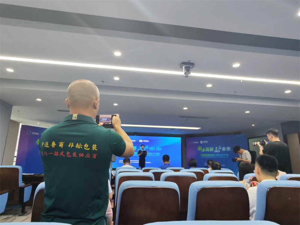 Sistema automático de transporte, embalaje y paletizado de materiales de construcción conformados en frío (placa perfilada) de alta gama y no estándar High-end non-standard cold-formed (profiled plate) building materials automatic conveying, packaging and palletizing system