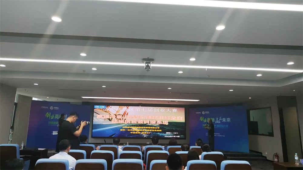 Sistema automático de transporte, embalaje y paletizado de materiales de construcción conformados en frío (placa perfilada) de alta gama y no estándar High-end non-standard cold-formed (profiled plate) building materials automatic conveying, packaging and palletizing system